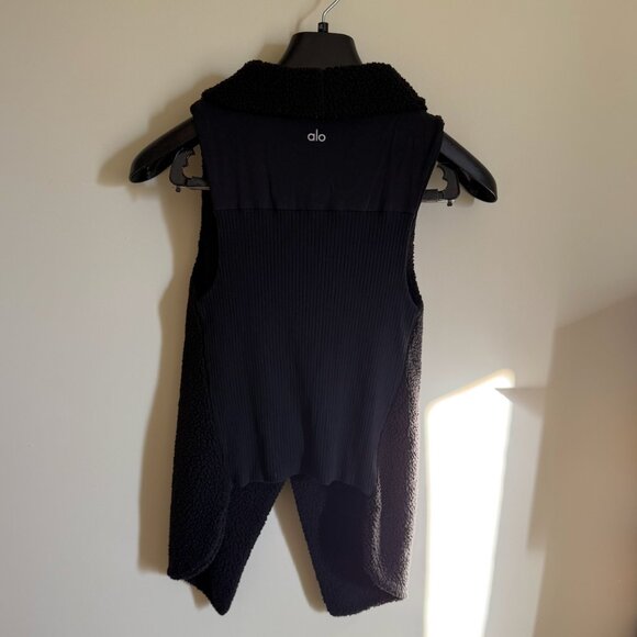 Sz Small ALO Yoga Cozy Up Fuzzy Fleece Vest - Picture 4 of 6